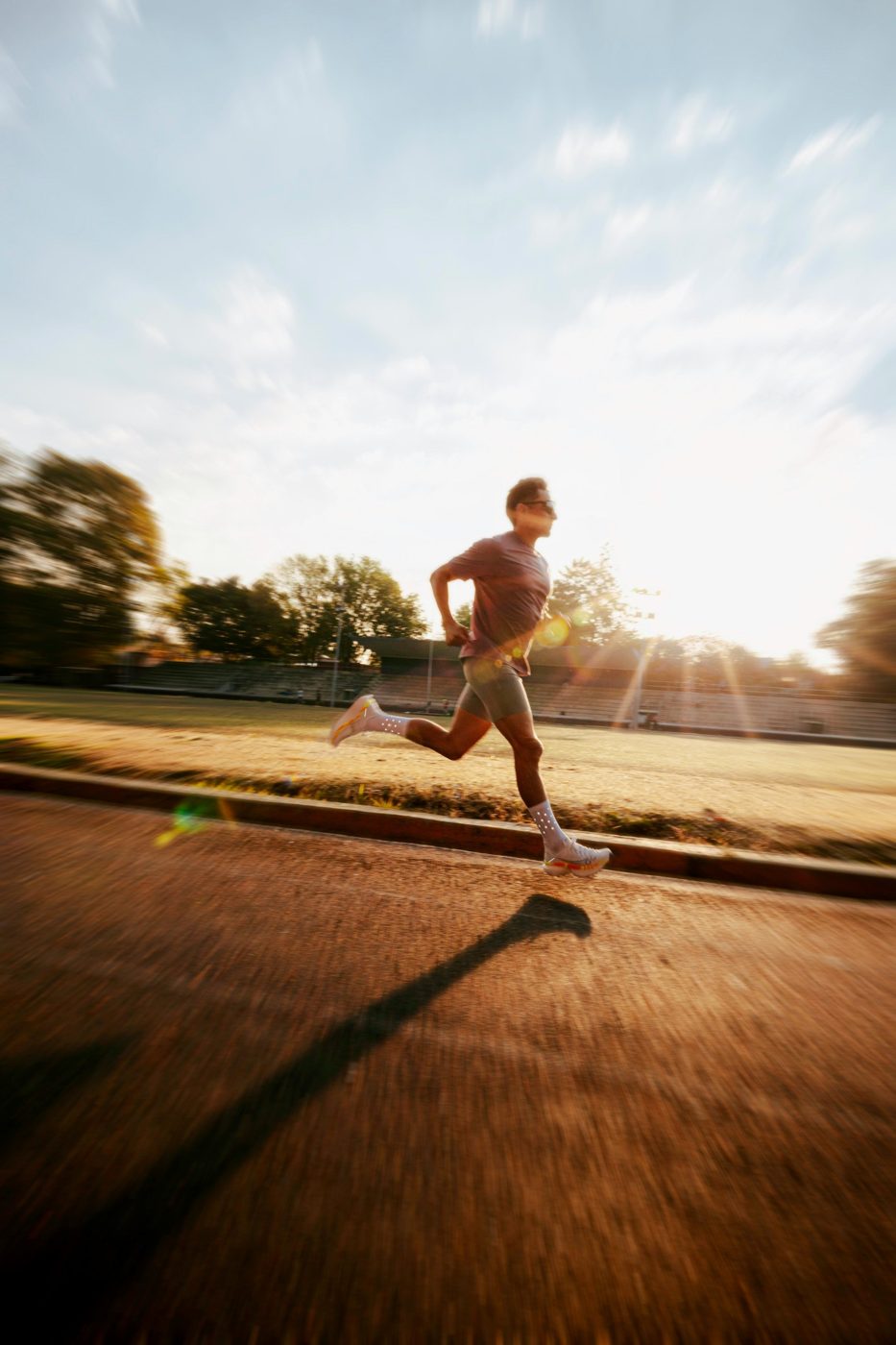 Coureur en pleine course sur une piste