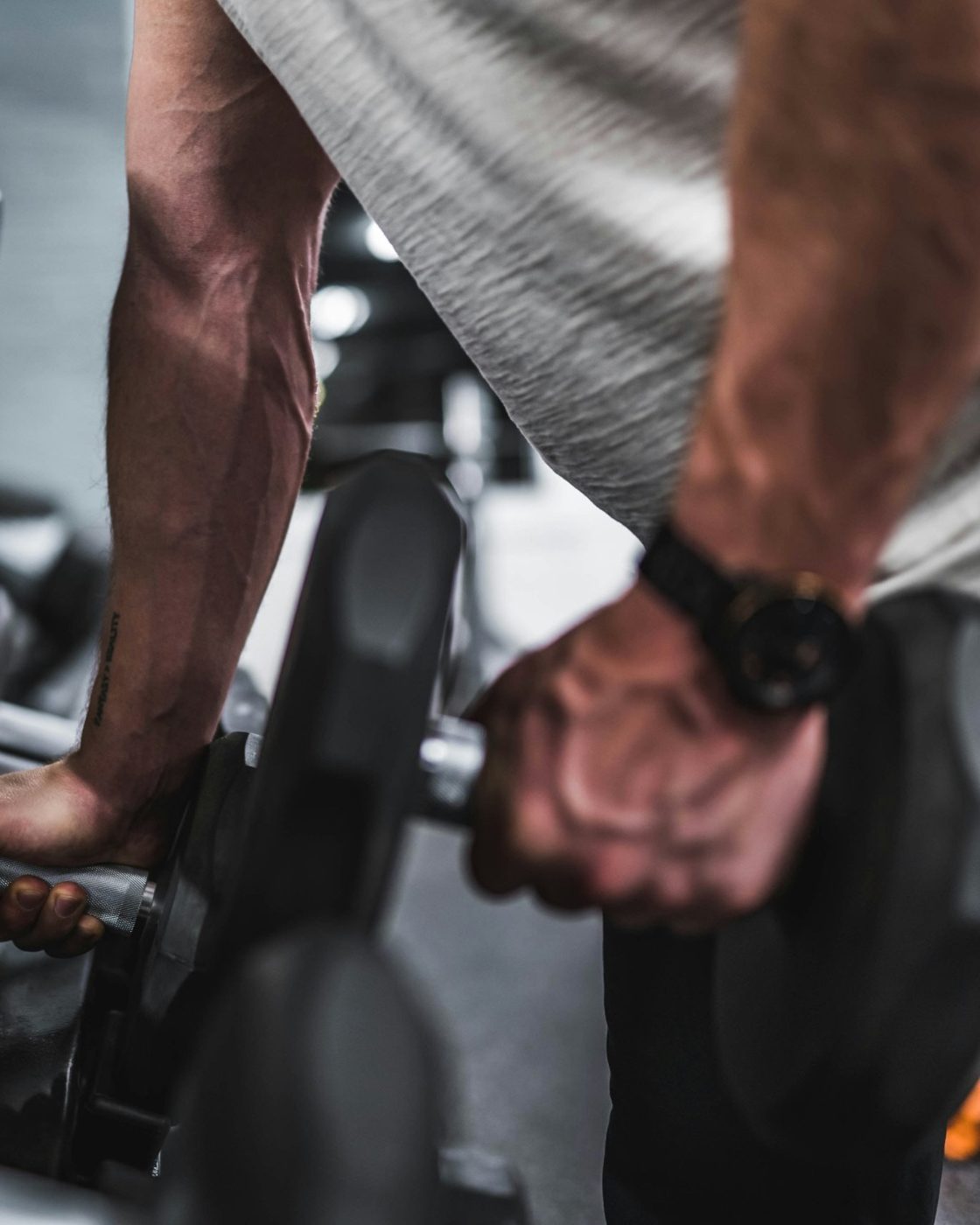 Entraînement en salle avec haltères