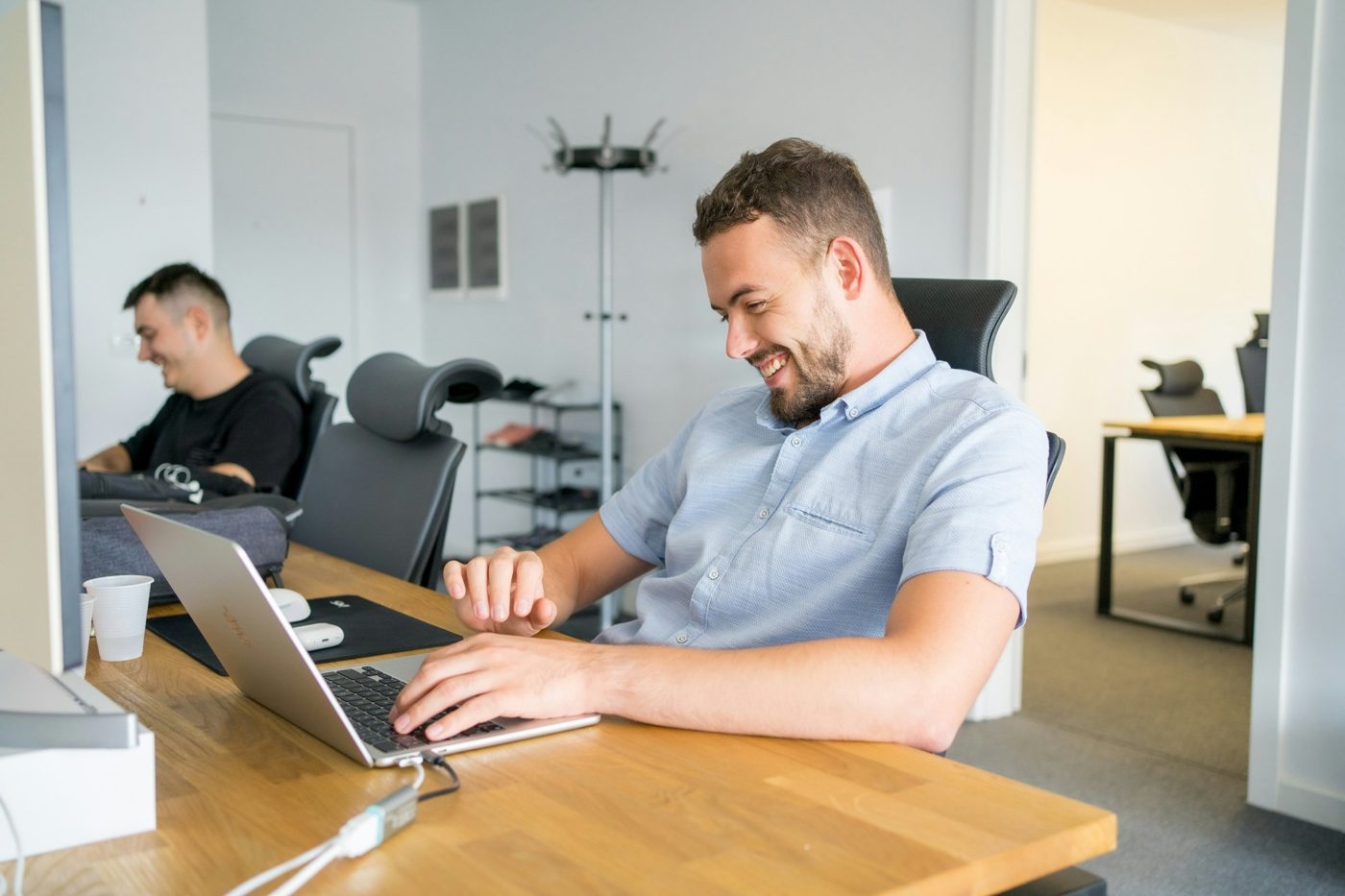 Salarié à son poste de travail dans un bureau